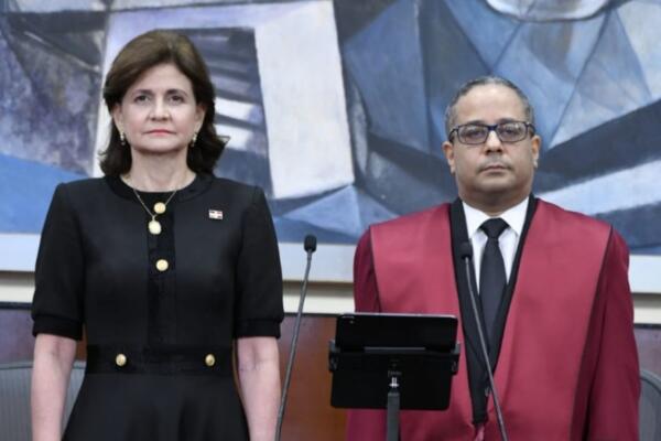 El presidente del TC, magistrado Napoleón R. Estévez Lavandier junto
a la vicepresidenta de la república Raquel Peña.