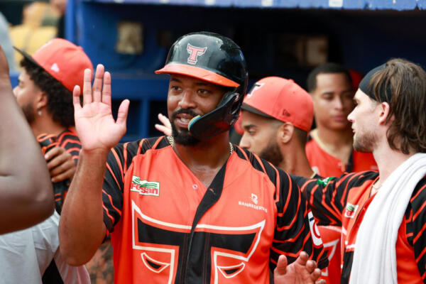 Eloy JImenez anotó una de las tres carreras que necesitaron los Toros del Este para vencer a los Leones del Escogido este lunes cinco de enero en el RR de la Pelota Invernal