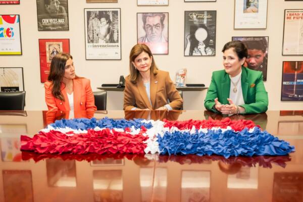 Leah Campos, Raqueñ Peña y María Amalia León 
Foto: fuente externa