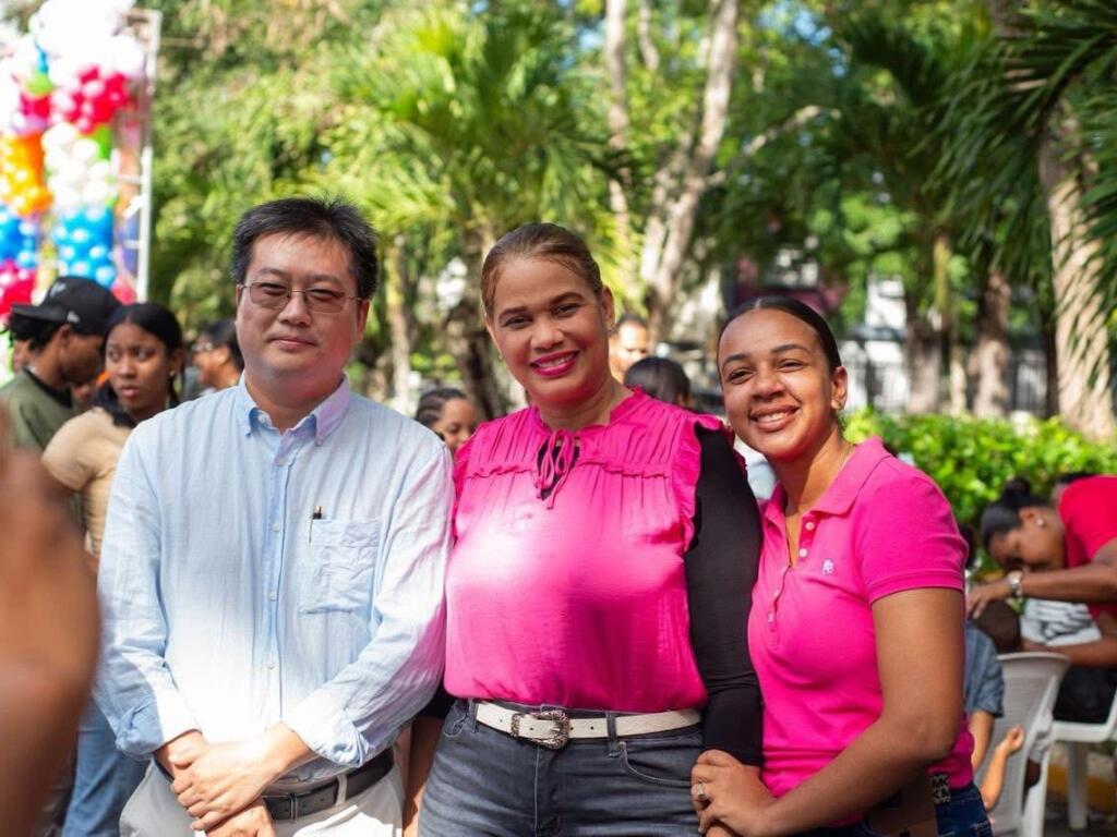 Mars Wang entrega juguetes