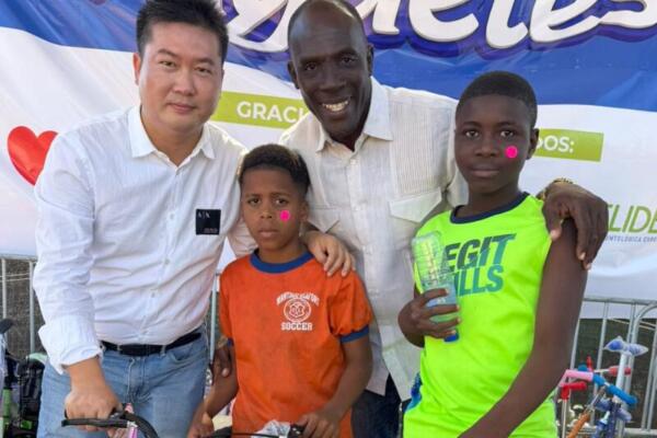 Empresario Mars Wang entrega juguetes a cientos de niños en sectores de La Romana. Foto: fuebte externa
