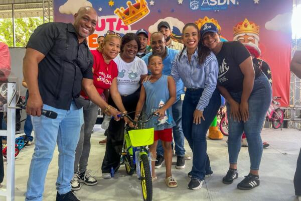 Alcaldesa Betty Gerónimo entrega más de 12 mil juguetes a niños del municipio SDN