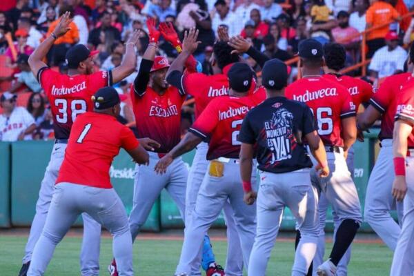 Leones del Escogido celebran tras vencer a Toros del Este
