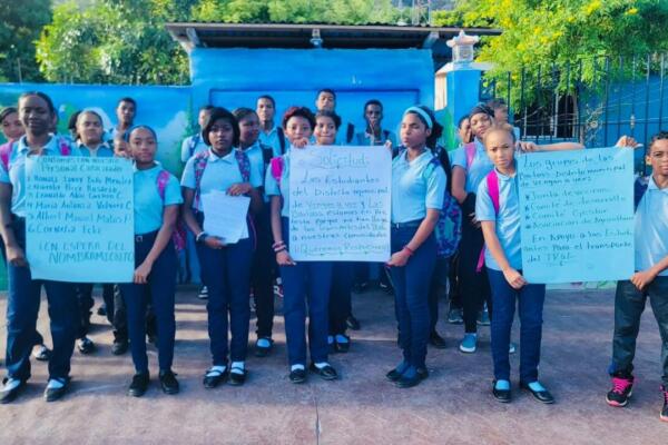 Los estudiantes en ocasiones deben caminar más de ocho kilómetros a pie para poder asistir a la escuela.