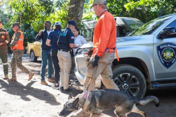 El equipo del FBI llegó al país acompañado de una unidad canina especializada en detección y rastreo de personas.
