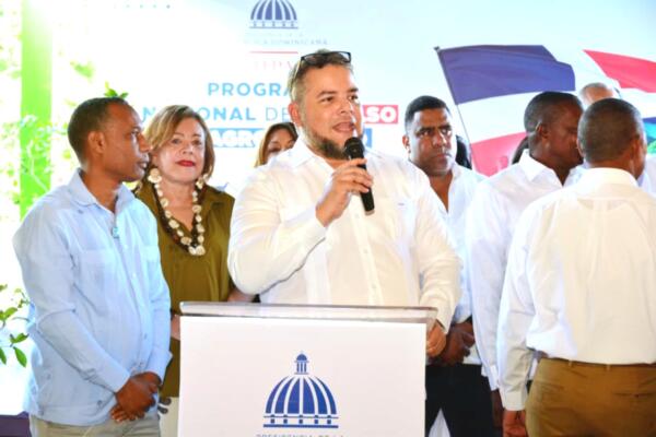 El director del FEDA, Hecmilio Galván, durante el lanzamiento del programa “Siembra Progreso” en Yaguate, junto a autoridades nacionales, municipales y productores agropecuarios.