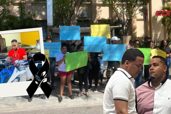 Familiares y allegados de Juan Carlos de la Cruz “Paúl” protestan frente al Palacio de Justicia de Barahona en rechazo a la sentencia emitida por el Tribunal Colegiado.