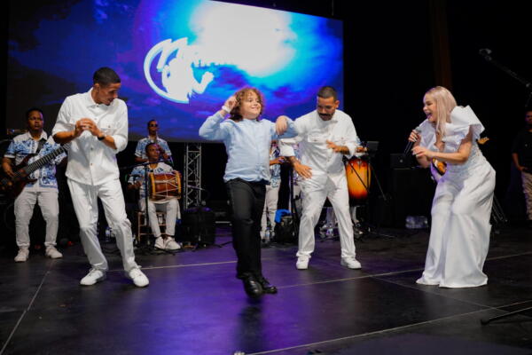 ALEJANDRO HENRIQUEZ, MIRIAM CRUZ Y ORQUESTA