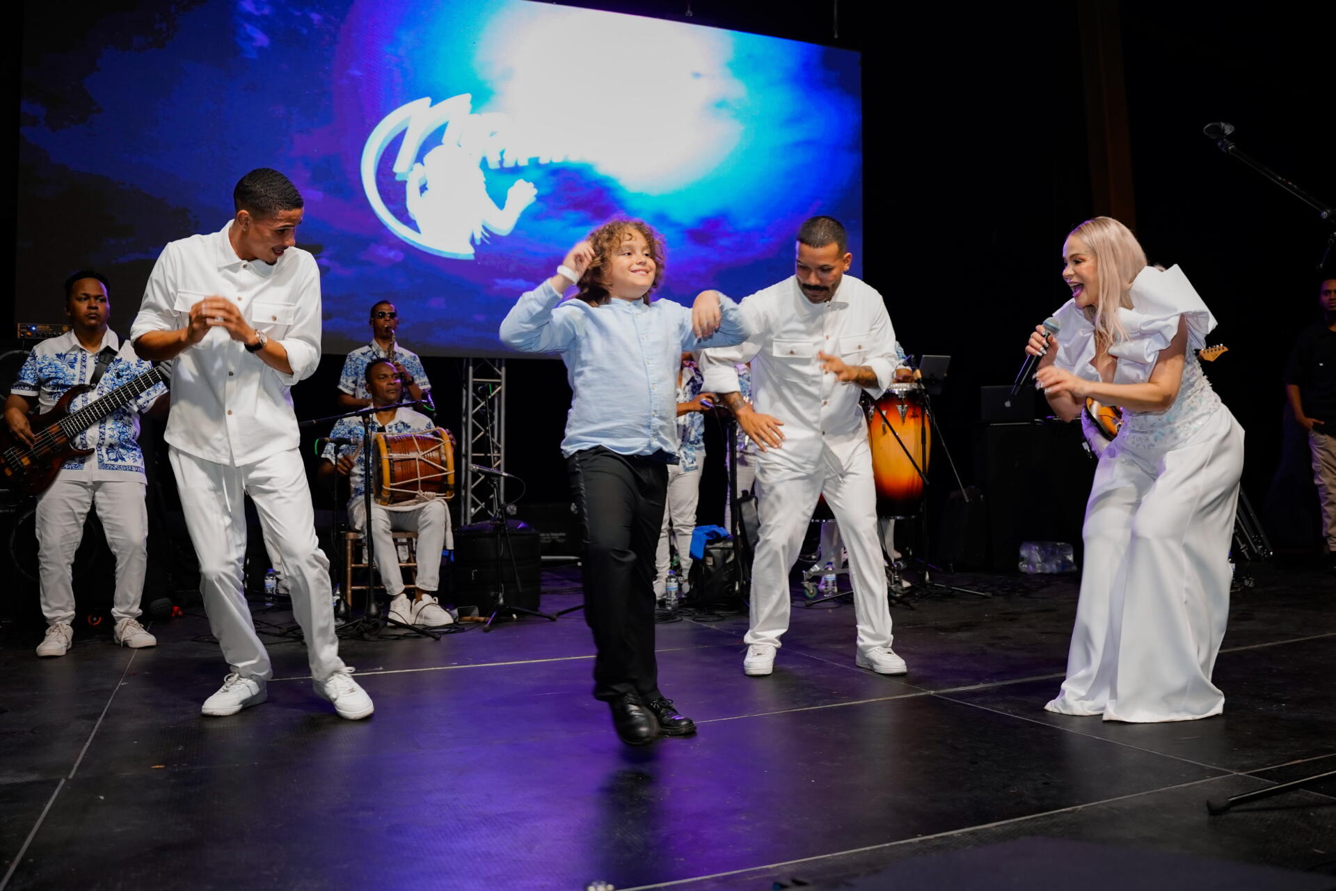 ALEJANDRO HENRIQUEZ, MIRIAM CRUZ Y ORQUESTA