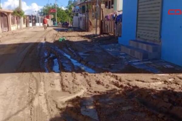 Calles anegadas y viviendas afectadas tras las intensas lluvias en la comunidad costera de Buen Hombre, en la provincia Montecristi.