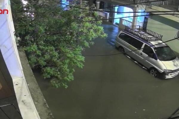 Calles anegadas en sectores de Puerto Plata tras las intensas lluvias registradas la noche de este jueves, que han provocado inundaciones urbanas y dificultades para el tránsito.