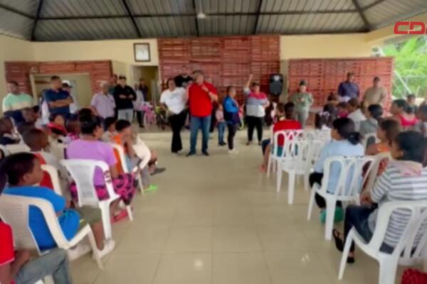 Niños de la comunidad de Pontón disfrutan de la entrega de juguetes educativos organizada por la Fundación Marcos Guerrero Peña.