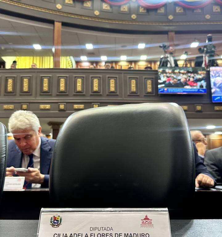 Diputados de ese órgano legislativo ovacionaron el curul de la Diputada y Primera Dama Cilia Flores