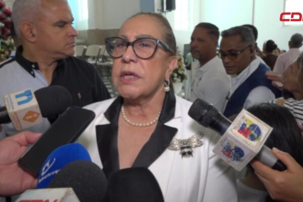 La gobernadora de Santiago, Rosa Santos, durante declaraciones a la prensa sobre el conflicto ocurrido en Licey al Medio y los avances en la intervención de la calle Del Sol.