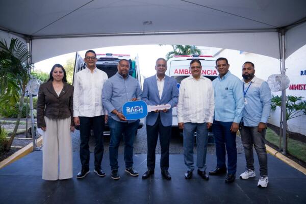 El ministro Joel Santos encabeza el acto de entrega de las ambulancias facilitadas por el Sistema 9-1-1 y la DAEH para fortalecer la atención extrahospitalaria en Barahona y Montecristi.