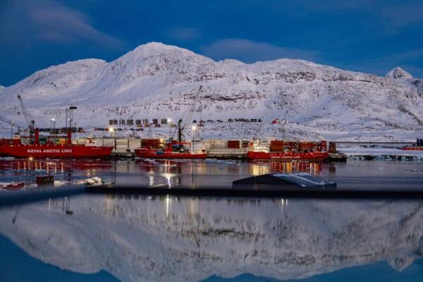 El puerto y la montaña detrás se reflejan en una ventana en Nuuk, Groenlandia, el 7 de marzo de 2025.
