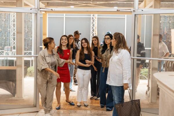 Hijas del presidente Abinader visitan el montaje de Plásticos por Juguetes en la Alcaldía del DN