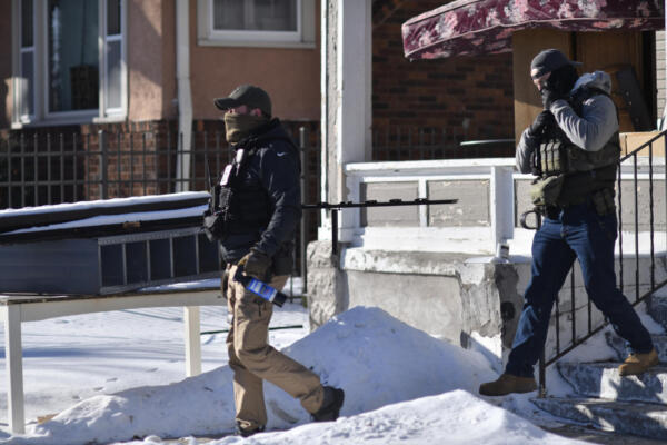 Agentes del ICE patrullan un vecindario donde Renee Good fue asesinada a tiros por un agente federal en las cercanías de la Avenida Portland, en Minneapolis, Minnesota, el 28 de enero de 2026. (Foto de Octavio JONES / AFP)
