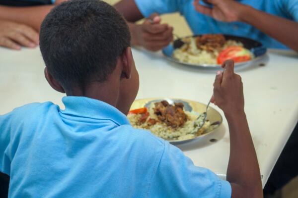El director del Inabie, Adolfo Pérez, señaló que estas acciones responden al compromiso institucional de ofrecer comidas más saludables dentro del PAE.