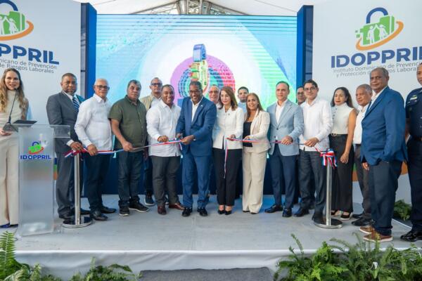 El director ejecutivo del Idoppril, Agustín Burgos, junto a autoridades provinciales y representantes de distintos sectores, durante la inauguración de la nueva oficina de servicios en Puerto Plata.