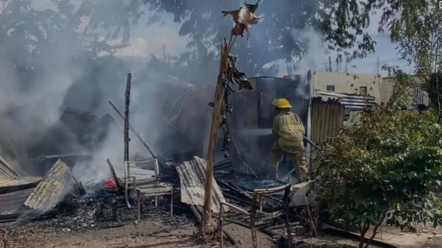 Incendio consume vivienda y deja a familia en la calle