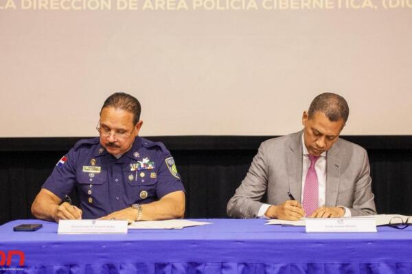 El presidente del Consejo Directivo del Indotel, Guido Gómez Mazara, y el director de Transformación Policial, el general Juan Hilario Guzmán Badía. Foto: Fuente externa