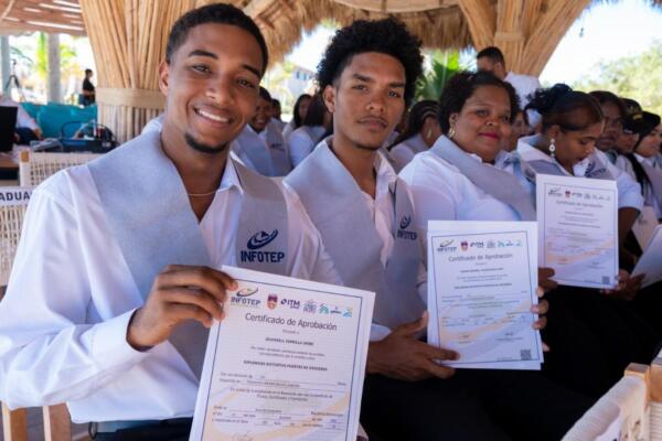 Autoridades del Infotep, la Fundación Genera ITM y representantes del sector público y privado durante la graduación de 63 participantes del primer Diplomado Distintivo del Puerto de Cruceros de Cabo Rojo, realizada en las instalaciones de Baby Beach, en Pedernales.