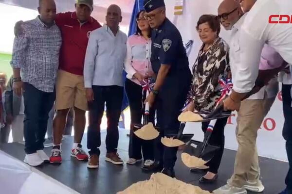 Autoridades durante el acto del primer palazo que marca el inicio de la construcción del Club Deportivo y Cultural Ginandiana, en Santa Cruz, El Seibo.
