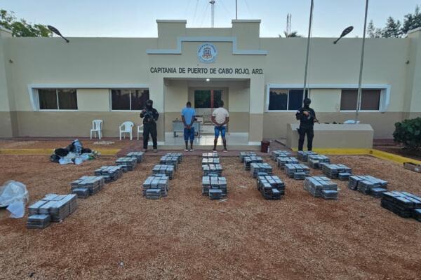 La embarcación se desplazaba con varios individuos a bordo y un presunto cargamento de sustancias narcóticas.