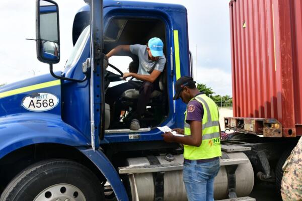 Accidente de camión en Autopista Duarte reactiva debate sobre la supervisión, seguridad y sanciones en el transporte de carga pesada.