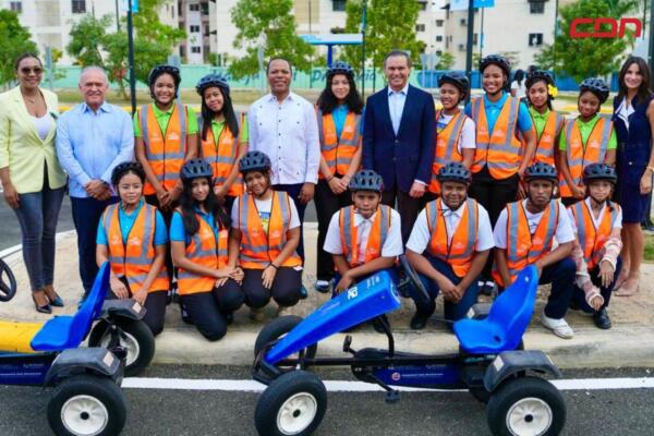 Autoridades del Intrant y representantes de United Petroleum durante el relanzamiento del Parque Infanto-Juvenil de Educación Vial en Ciudad Juan Bosch, un espacio educativo destinado a fomentar la movilidad segura desde la niñez.