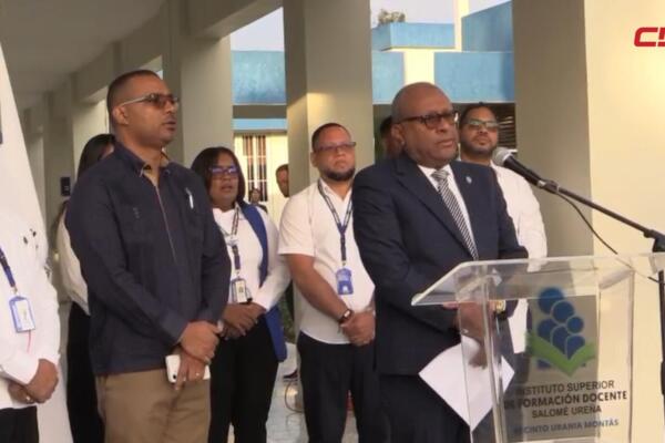 Autoridades académicas, docentes y estudiantes del Isfodosu, recinto Urania Montás, durante el acto conmemorativo del 187 aniversario del natalicio de Eugenio María de Hostos, realizado en San Juan de la Maguana.