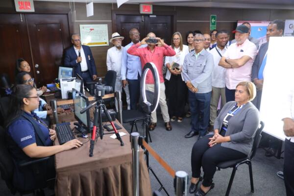 Autoridades de la Junta Central Electoral durante la sesión informativa y demostración técnica del nuevo sistema de cedulación, dirigida a delegados de las organizaciones políticas.