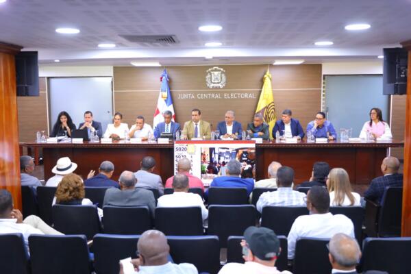 JCE presenta avances del cambio de la nueva cédula a organizaciones políticas
