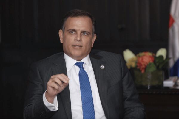 José Manuel (Jochi) Vicente,  exministro de Hacienda.