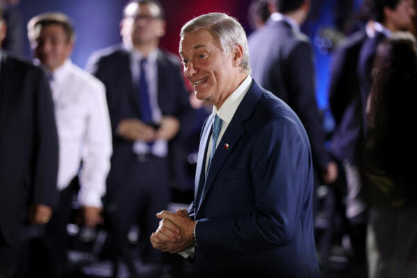 El presidente electo de Chile, José Antonio Kast, gesticula mientras habla con la prensa tras la presentación de su gabinete en la oficina del presidente electo, apodado comúnmente 