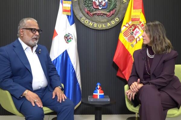 el cónsul general de la República Dominicana en Madrid, José Marte Piantini (izquierda), junto a la periodista Katherine Hernández (derecha). 