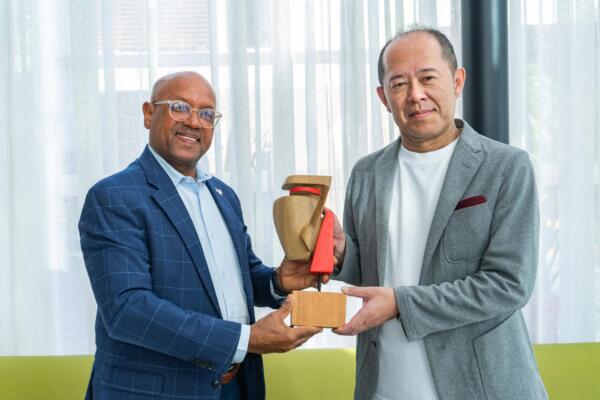Juan Trinidad junto al alcalde Yoshinao Gaun 
Foto: fuente externa