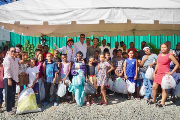 Pragma Capital entrega juguetes por plásticos a niños de comunidades próximas a su proyecto Paraíso del Este