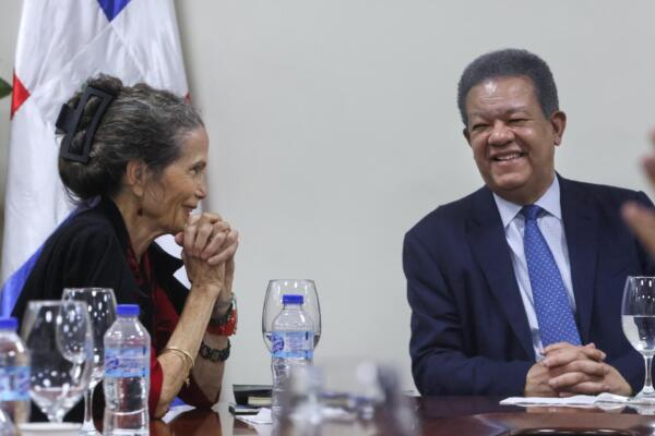 Leonel Fernández,  expresidente de la República (derecha), junto a  Julia Álvarez, reconocida novelista dominico-estadounidense (izquierda). 