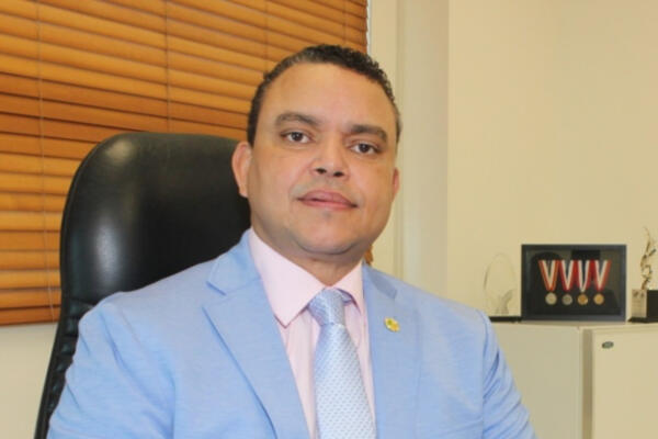 El doctor Julio Landrón, recién designado director ejecutivo del Servicio Nacional de Salud (SNS).