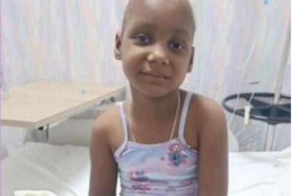 Keiry, niña con cáncer que necesita ser trasladada fuera del país para recibir tratamiento.   