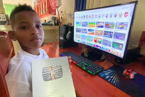 Kenneth Isaac el niño de Vicentillo que brilla en YouTube y en la escuela