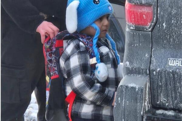 Esta foto obtenida el 23 de enero de 2026, cortesía de las Escuelas Públicas de Columbia Heights, muestra a un agente de ICE sosteniendo la mochila de un estudiante de cinco años de la Escuela Primaria Valley View, Liam Conejo Ramos, mientras está detenido el 20 de enero de 2026 en Minneapolis, Minnesota.
