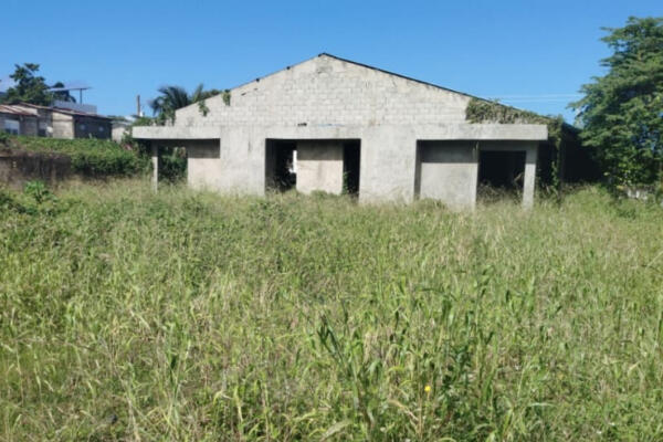 Autoridades escolares y estudiantes del municipio de Cabrera piden que se inicie la construcción del nuevo liceo tras dos años de atraso.