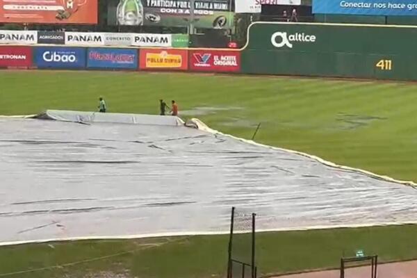 Las torrenciales lluvias caídas en Santo Domingo afectaron el terreno del estadio Quisqueya Juan Marichal, sede del juego.
