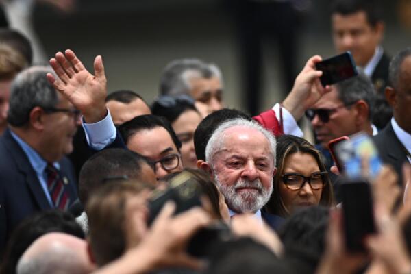Fotografía del 8 de enero de 2026 del presidente de Brasil, Luiz Inácio Lula da Silva (c), frente al Palacio del Planalto en Brasilia (Brasil). EFE/ Andre Borges
