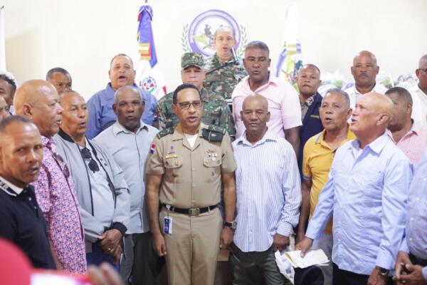 Más de mil militares retirados, viudas y tutores de las Fuerzas Armadas fueron beneficiados durante una jornada social en Barahona.