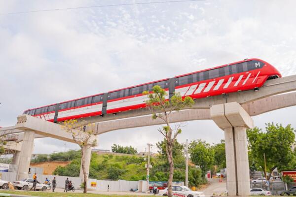 El monorriel alcanzaría una velocidad máxima entre 60-80 kilómetros por hora, con una capacidad de trenes de hasta 750 pasajeros por vagón. 
