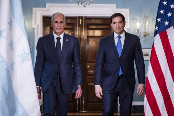 El secretario de Estado de Estados Unidos, Marco Rubio (d), junto al presidente electo de Honduras, Nasry Asfura (i), en Washington, D.C., EE.UU., el 12 de enero de 2026. EFE/JIM LO SCALZO